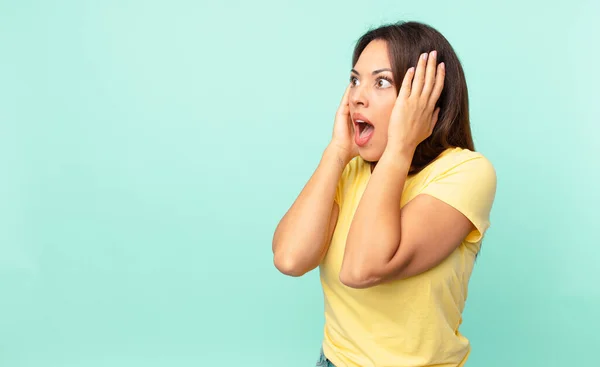 Joven Mujer Hispana Sintiéndose Feliz Emocionada Sorprendida — Foto de Stock