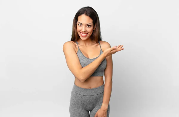 Jovem Hispânica Sorrindo Alegremente Sentindo Feliz Mostrando Conceito Conceito Aptidão — Fotografia de Stock