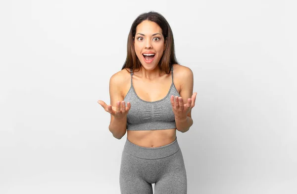 Young Hispanic Woman Amazed Shocked Astonished Unbelievable Surprise Fitness Concept — Stock Photo, Image