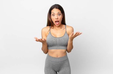 Genç İspanyol kadın şok olmuş ve şaşırmış hissediyor. fitness konsepti