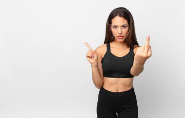 Genç İspanyol kadın kızgın, sinirli, asi ve agresif hissediyor. fitness konsepti