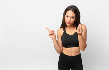 Genç İspanyol kadın kapiş ya da para hareketi yapıyor, sana ödemeni söylüyor. fitness konsepti