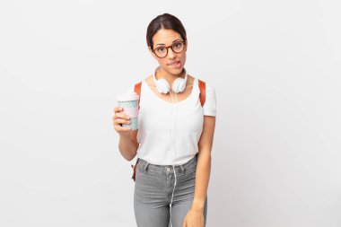 Genç İspanyol kadın şaşkın ve şaşkın görünüyor. öğrenci konsepti