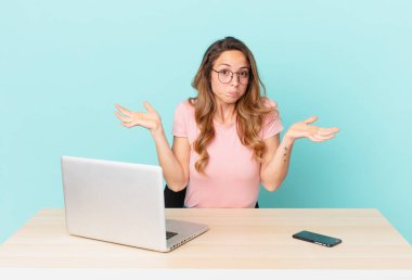 Güzel bir kadın şaşkın, şaşkın ve şüpheci hissediyor. telework konsepti