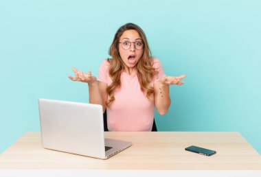 Güzel bir kadın inanılmaz bir sürprizle şaşkın, şaşkın ve şaşkın. telework konsepti