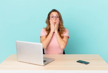 Güzel kadın şok olmuş ve korkmuş hissediyor. telework konsepti