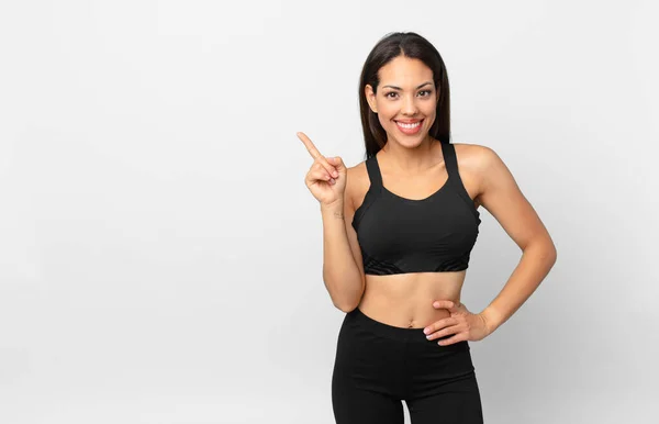 Joven Mujer Hispana Sonriendo Felizmente Con Una Mano Cadera Confiada —  Fotos de Stock