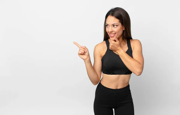 Joven Mujer Hispana Sonriendo Con Una Expresión Feliz Segura Con — Foto de Stock