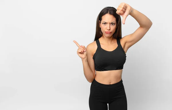 Latin Kökenli Genç Bir Kadın Kızmış Baş Parmağını Kaldırmış Fitness — Stok fotoğraf