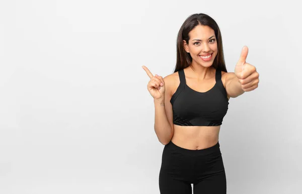 Joven Hispana Sintiéndose Orgullosa Sonriendo Positivamente Con Los Pulgares Hacia —  Fotos de Stock