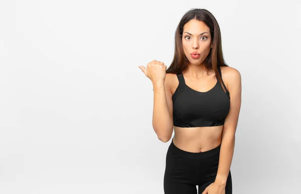 Junge Hispanische Frau Schaut Erstaunt Ungläubig Fitnesskonzept — Stockfoto