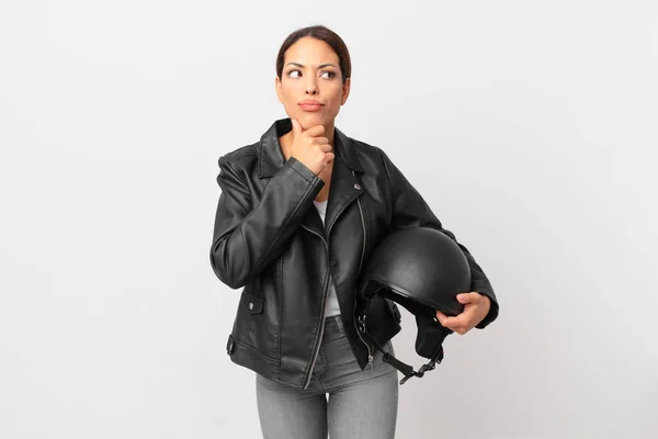 Junge Hispanische Frau Denkt Fühlt Sich Zweifelhaft Und Verwirrt Motorradfahrerkonzept — Stockfoto