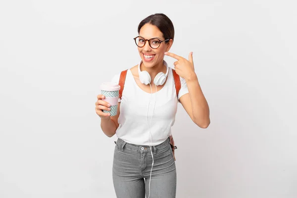 Joven Mujer Hispana Sonriendo Con Confianza Señalando Propia Amplia Sonrisa —  Fotos de Stock