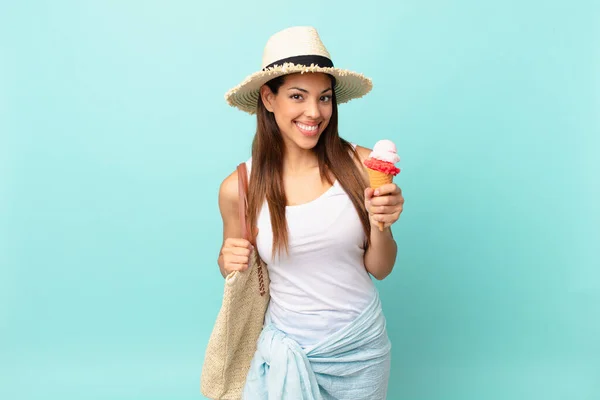 Giovane Donna Ispanica Sorridente Felicemente Con Una Mano Sul Fianco — Foto Stock