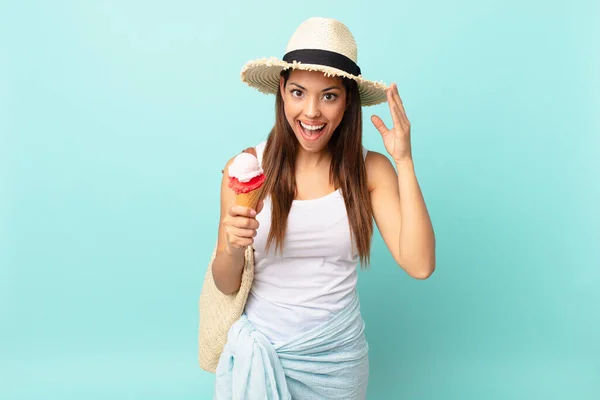 Joven Mujer Hispana Mirando Feliz Asombrada Sorprendida Sosteniendo Helado Concepto —  Fotos de Stock