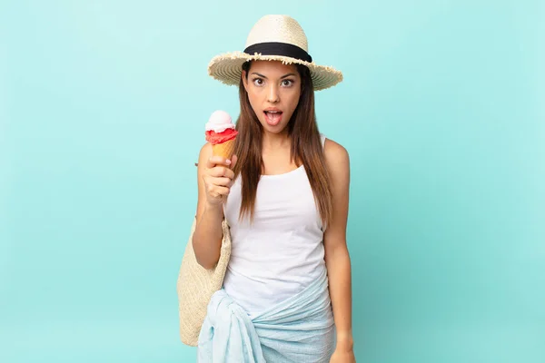 Молодая Испаноязычная Женщина Выглядит Шокированной Удивленной Держит Мороженое Сумерки — стоковое фото