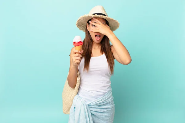 Jonge Spaanse Vrouw Kijkt Geschokt Bang Doodsbang Bedekt Gezicht Met — Stockfoto