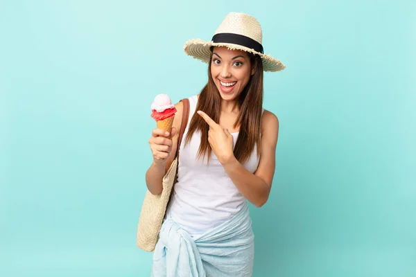 스페인 여자는 흥분하고 표정으로 가리키며 아이스크림을 있었다 — 스톡 사진