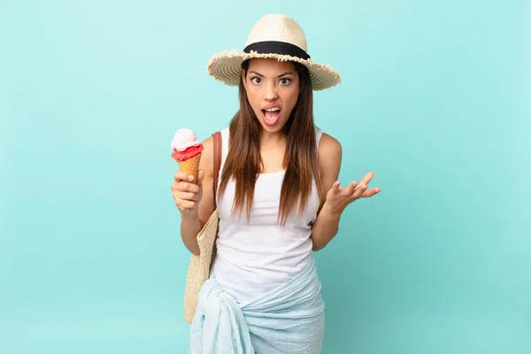 Jonge Spaanse Vrouw Kijkt Boos Geïrriteerd Gefrustreerd Houdt Een Ijsje — Stockfoto