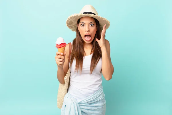 Jonge Spaanse Vrouw Schreeuwend Met Handen Omhoog Een Ijsje Vasthoudend — Stockfoto