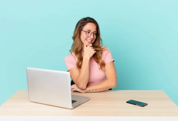 Mujer Bonita Sonriendo Con Una Expresión Feliz Segura Con Mano — Foto de Stock