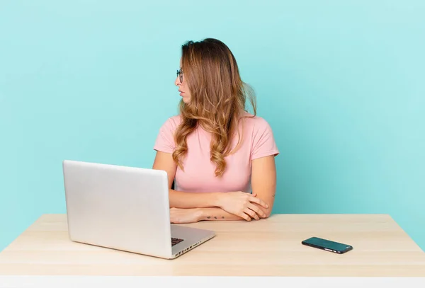 Mujer Bonita Vista Perfil Pensando Imaginando Soñando Despierto Concepto Teletrabajo — Foto de Stock