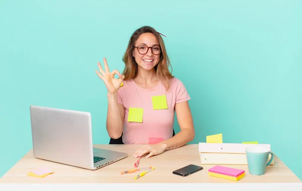 Bonita Mujer Sintiéndose Feliz Mostrando Aprobación Con Buen Gesto Concepto — Foto de Stock