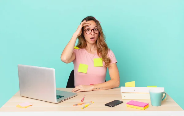 Mooie Vrouw Die Gelukkig Verbaasd Verrast Uitziet Telewerkconcept — Stockfoto