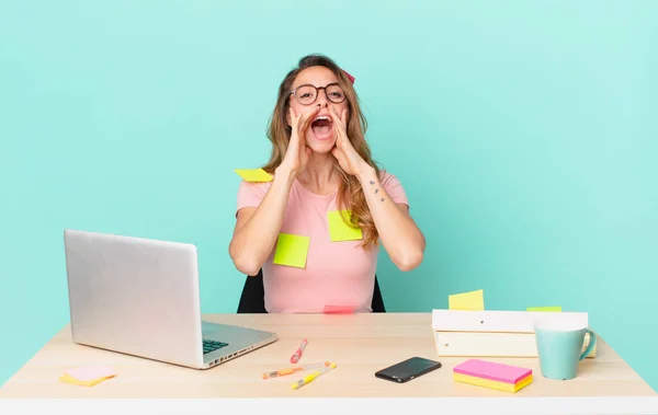 Mooie Vrouw Voelt Zich Gelukkig Het Geven Van Een Grote — Stockfoto