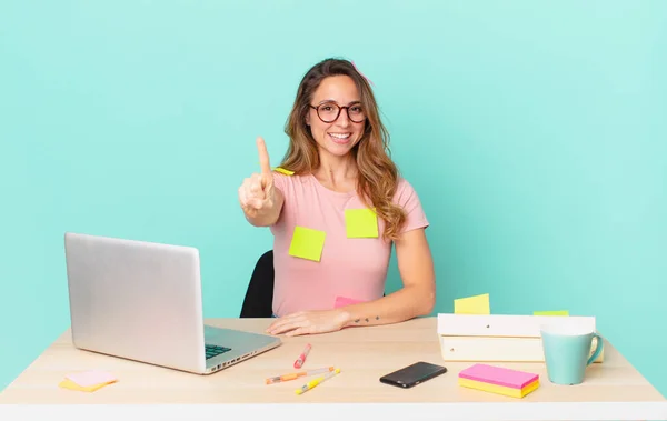 Mujer Bonita Sonriendo Buscando Amigable Mostrando Número Uno Concepto Teletrabajo — Foto de Stock