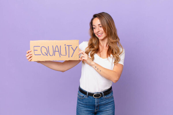 молодая красивая женщина. концепция гендерного равенства