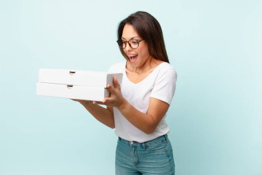 Genç İspanyol kadın fast food konseptini aldı.