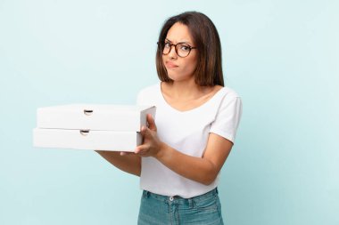 Genç İspanyol kadın fast food konseptini aldı.