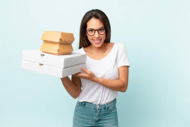 Genç İspanyol kadın fast food konseptini aldı.