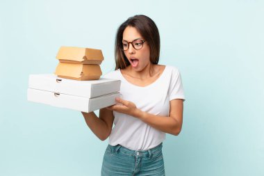 Genç İspanyol kadın fast food konseptini aldı.