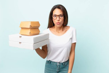 Genç İspanyol kadın fast food konseptini aldı.