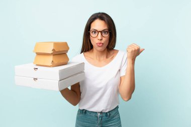 Genç İspanyol kadın fast food konseptini aldı.