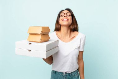 Genç İspanyol kadın fast food konseptini aldı.