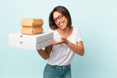 Genç İspanyol kadın fast food konseptini aldı.