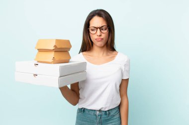 Genç İspanyol kadın fast food konseptini aldı.