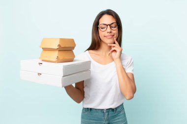 Genç İspanyol kadın fast food konseptini aldı.