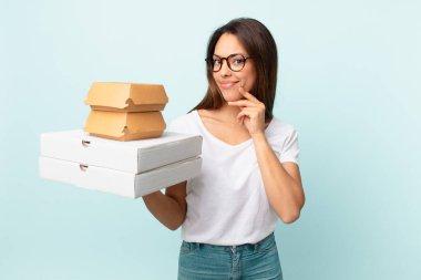 Genç İspanyol kadın fast food konseptini aldı.