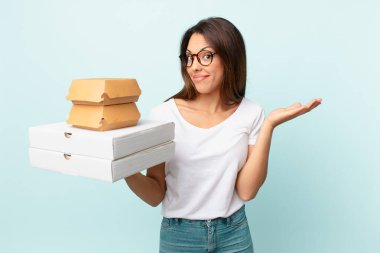 Genç İspanyol kadın fast food konseptini aldı.