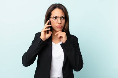 Akıllı telefonu olan genç bir İspanyol iş kadını.