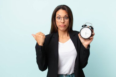 Çalar saati olan genç bir İspanyol iş kadını.