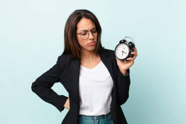 Çalar saati olan genç bir İspanyol iş kadını.