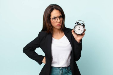 Çalar saati olan genç bir İspanyol iş kadını.