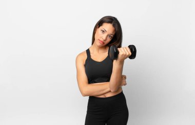 Genç İspanyol kadın fitness konsepti