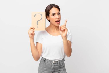 Soru işareti olan genç İspanyol kadın.