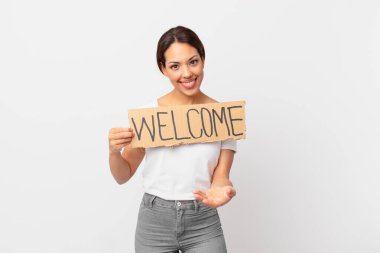 Hoş geldin bayrağı tutan genç İspanyol kadın.